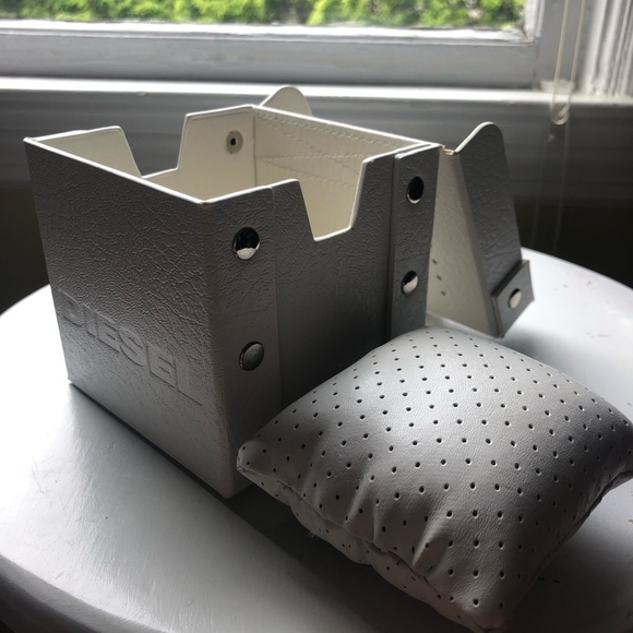 DIESEL Watch Box White Leather Box Faux Snap Closure Pillow Inside For Watch - Picture 4 of 12